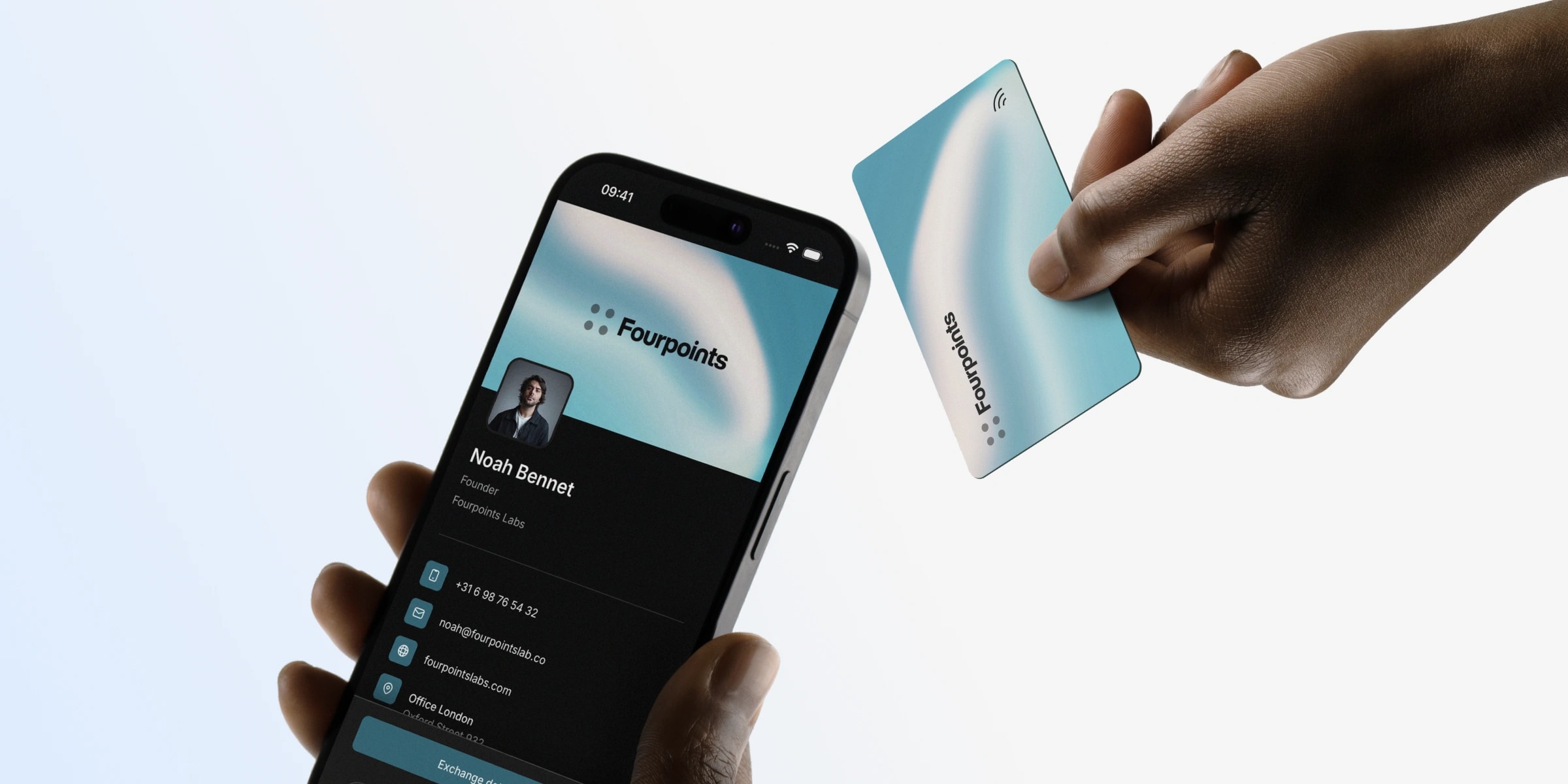 Twee gepersonaliseerde Tapify NFC-visitekaartjes met NFC- en QR-delen